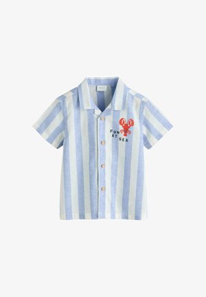 Camicia a maniche corte con bottoni, a righe verticali blu e bianche, con grafica di un'aragosta rossa e scritta "DIVERTIMENTO IN MARE" sul petto.