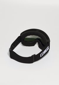 Lunettes de ski avec une monture noire et une sangle ajustable, rembourrage en mousse pour le confort, et verres teintés pour réduire l'éblouissement. Logo de la marque bien en vue.