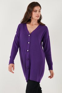 Lila ribbade koftan med V-hals, långa ärmar och stora knappar fram. Mjuk textur, knä-lång design och avslappnad passform.