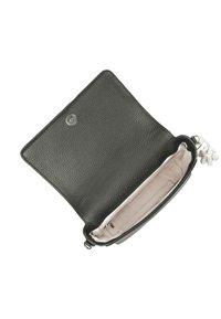 Borsa a mano in pelle nera, superficie testurizzata, chiusura a patta superiore, fodera beige, tasca interna con zip e accessori decorativi in metallo.