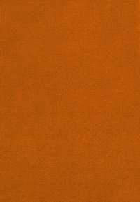 Tissu côtelé dans une teinte orange chaude, présentant une texture lisse avec des coutures régulières, idéal pour les applications textiles ou la conception de vêtements.