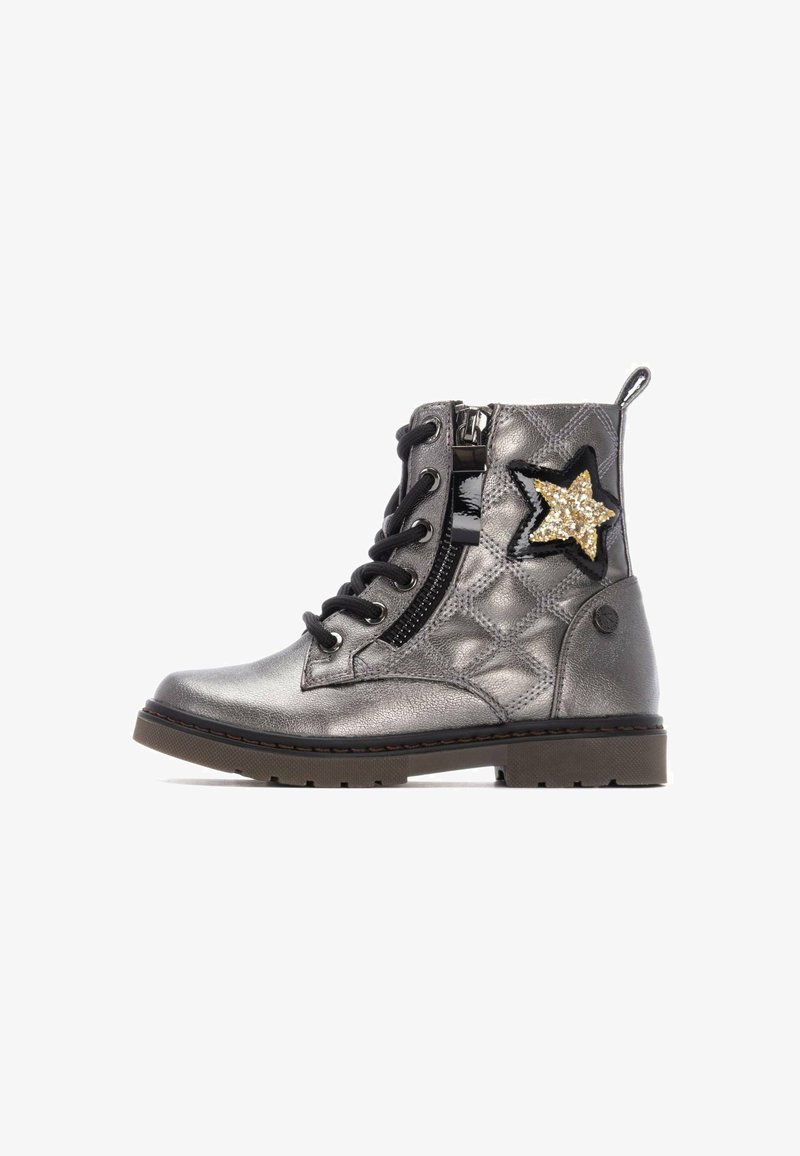 Botas de tobillo metálicas plateadas con un diseño acolchado, cordones negros, cremallera lateral y un acento de estrella de purpurina dorada en el lado exterior.