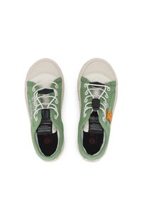 Baskets en toile vertes avec semelles en caoutchouc blanches, dotées de lacets, d'une fermeture à cordon et d'un détail brodé sur le côté.