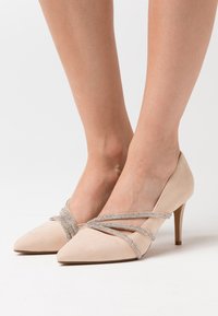 Buffalo Klassiska pumps - nude