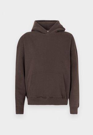 Brauner Kapuzenpullover aus weichem Stoff, mit einer Fronttasche, gerippten Bündchen und Saum sowie einem lockeren Schnitt.