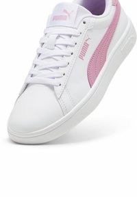 Hvide sneakers med lyserøde detaljer, lavet af syntetisk læder, med en rund tå, snørebåndsdesign og logo på siden og tungen.