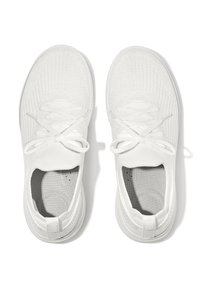 Witte sportschoenen met een gebreide bovenkant, vetersluiting en een gemêleerd ontwerp. Beschikt over een gevoerde binnenzool en een hieltab voor gemakkelijk aan- en uittrekken.