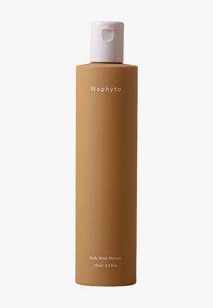 Wysoka cylindryczna brązowa butelka z białą klapką, oznakowana Waphyto Body Wash Nurture 250ml 8,5 fl oz na jednolitym tle.