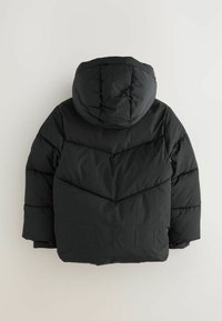 Veste matelassée noire avec capuche, dotée d'un motif en chevrons et d'un logo "BAKER" embossé à l'ourlet. Texture douce et légèrement brillante.