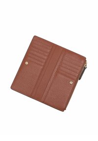 Portafoglio in pelle marrone con finitura texturizzata, diverse fessure per schede, chiusura con zip e dettagli in metallo dorato. Design compatto e quadrato.