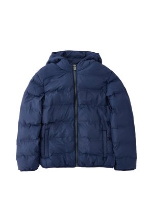 Chaqueta de invierno acolchada azul marino con capucha, cremallera frontal y dos bolsillos laterales, colocada plana sobre un fondo blanco.