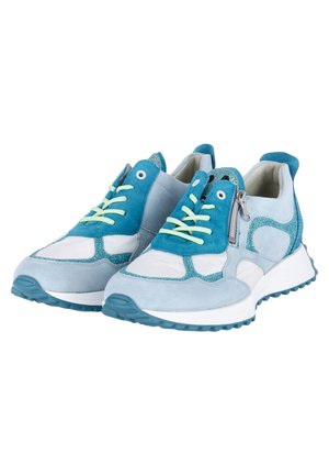 Par lyseblå og turkis sneakers med gule snørebånd, hvide såler og lynlåse i siden, placeret side om side på en hvid baggrund.