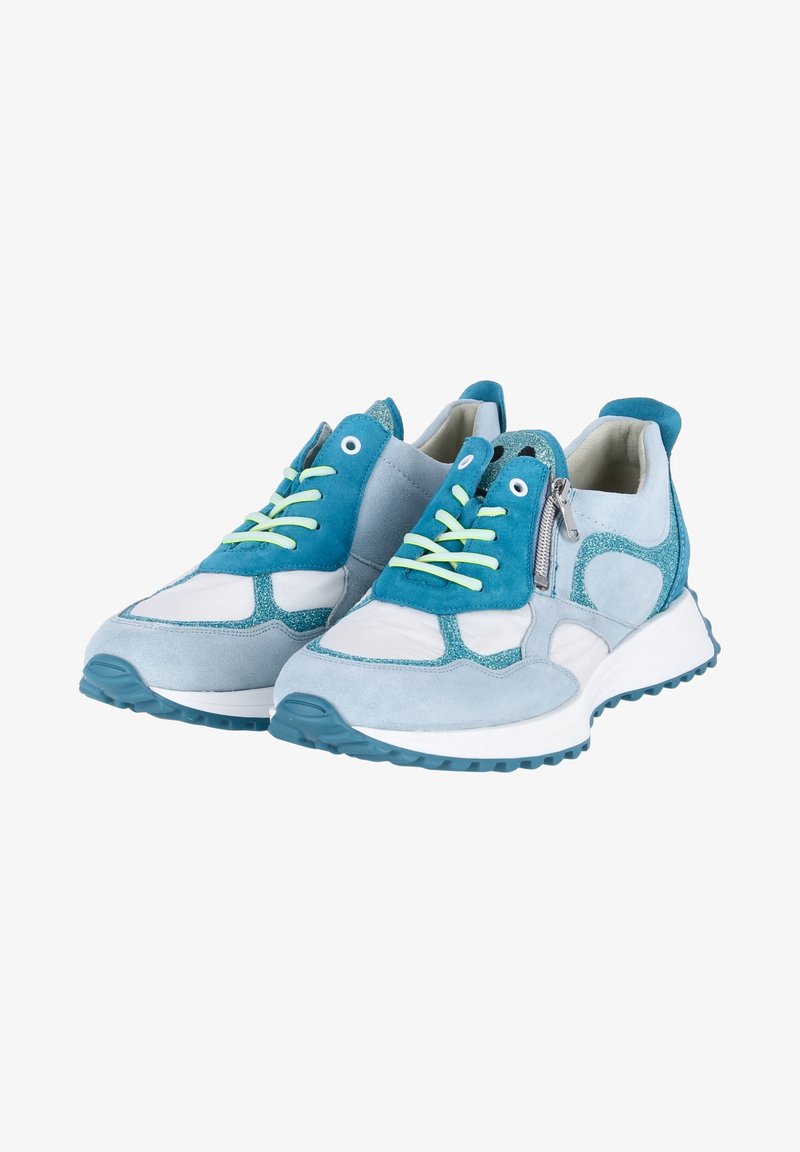 Paire de baskets bleu clair et bleu sarcelle avec des lacets jaunes, des semelles blanches et des fermetures éclair latérales, placées côte à côte sur un fond blanc.