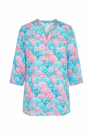 Locker sitzende Bluse mit Dreiviertelärmeln, rosa-blauem Muschel-Muster, V-Ausschnitt mit drei Knöpfen vorne.
