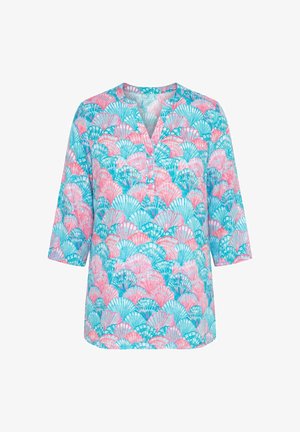 Volná halenka s tříčtvrtečními rukávy, růžový a modrý vzor mušlí ve tvaru mušle, výstřih do V se třemi knoflíky vpředu.