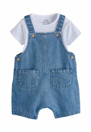 Kurzärmeliger weißer Baby-Body kombiniert mit blauen Denim-Latzshorts mit Fronttaschen und Holzknöpfen an Trägern und Seiten.