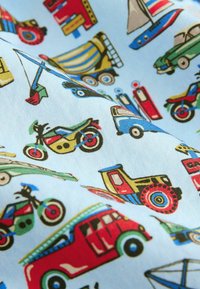 Tessuto di cotone con uno sfondo azzurro chiaro, caratterizzato da illustrazioni colorate di vari veicoli come auto, camion e barche in stile cartone animato.