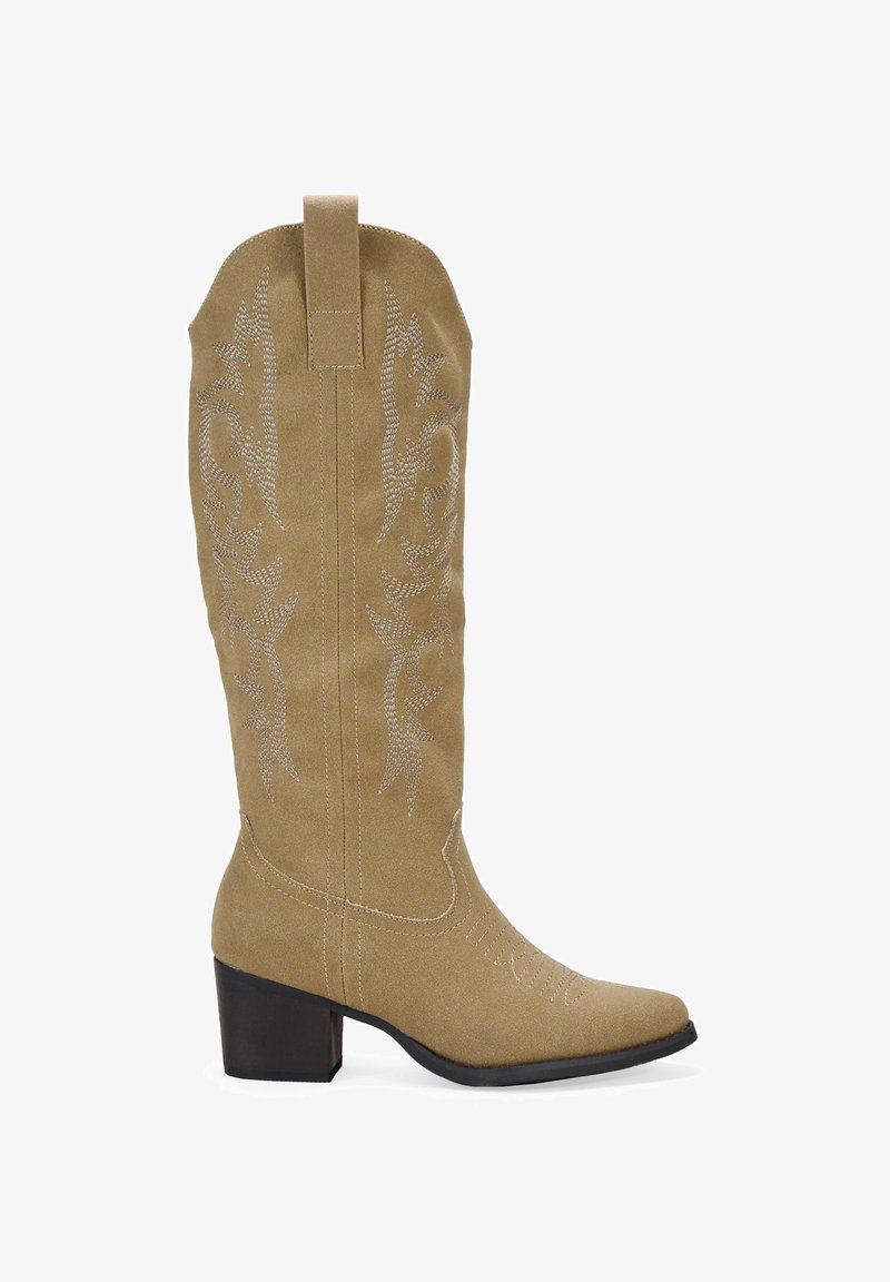 Bota de cowboy de gamuza marrón con punta afilada, tacón bajo y un intrincado bordado plateado en el caño. Presenta una tira de agarre para ponerse fácilmente.