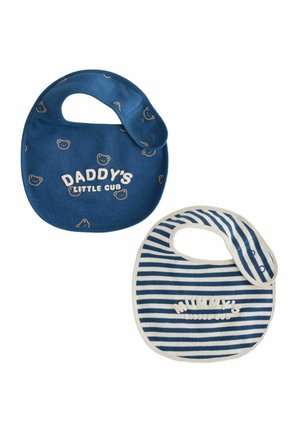 Deux bavoirs pour bébé : un uni bleu avec des visages d'ours et la mention « Petit ourson de papa », et un bleu et blanc rayé avec le texte « Petite oursonne de maman ».