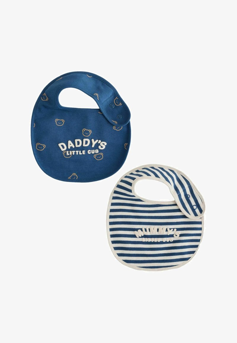 Dos baberos para bebé: uno azul sólido con caras de oso y la inscripción "El pequeño osito de papá", y otro a rayas azules y blancas con el texto "La pequeña osita de mamá".