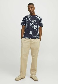 Jack & Jones PREMIUM ALL OVER RUNDHALS - T-shirt med print - navy blazer