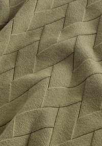Țesătură de culoare verde măslinie, țesută, cu un model texturat, cu nervuri, având linii diagonale și secțiuni împletite, creând adâncime și dimensiune.