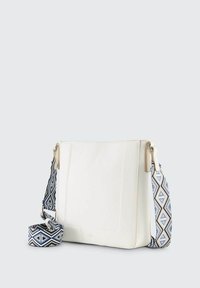 Borsa in finta pelle bianca con una texture liscia, caratterizzata da una tracolla con motivo geometrico blu e crema, e dettagli in metallo color oro.