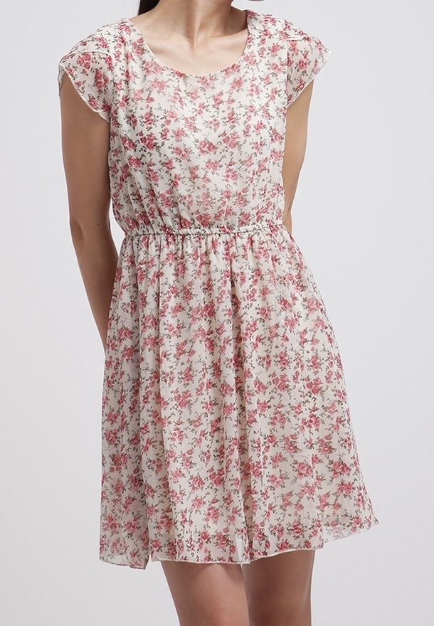 Květinové šaty z lehké, průsvitné tkaniny. Krémové pozadí s malými růžovými květy. Krátké rukávy, kulatý výstřih a elastický pas.