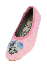 Rosa Stoff-Ballerinas mit einem herzförmigen Patch, das eine graue Katze zeigt, strukturiert Oberfläche und gemusterte Innensohle.