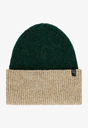 Gebreide beanie met een donkergroene bovenkant en een beige omgeslagen manchet, met een klein zwart stoffen label aan de rechterkant van de manchet.
