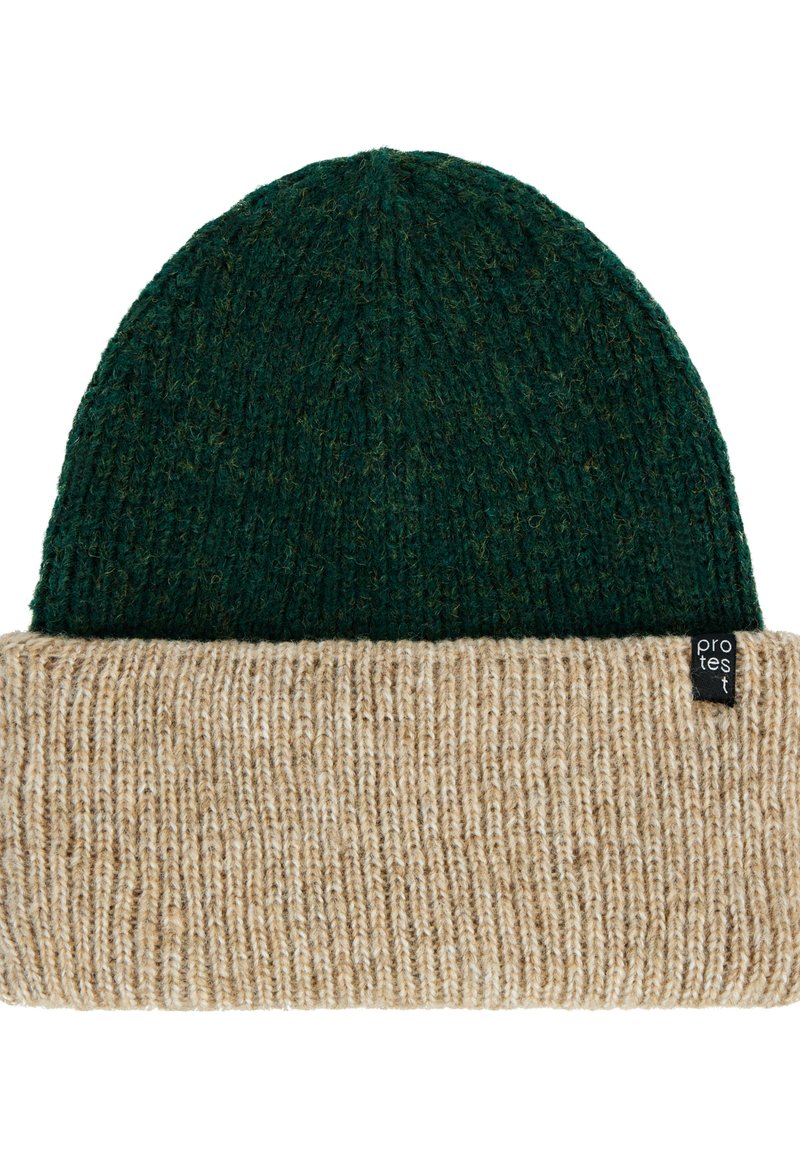 Gebreide beanie met een donkergroene bovenkant en een beige omgeslagen manchet, met een klein zwart stoffen label aan de rechterkant van de manchet.