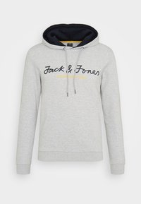 Grå hættetrøje med en marineblå hætte, der har en frontlomme til hænderne og teksten "Jack & Jones EST. 1990" i marineblå og gul.