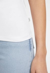Guess Jeans VESTIBILITÀ SLIM AMERICAN TRADITION - Camiseta estampada - bianco