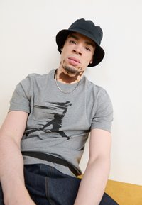 Jordan CREW - Apdrukāts T-krekls - carbon heather/black