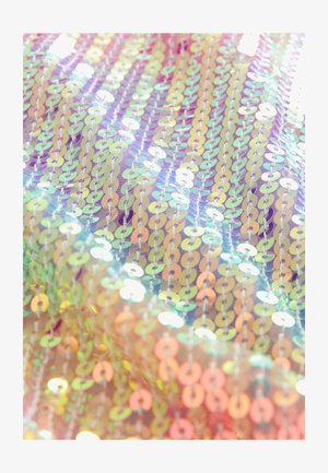 Tkanina z iryzującymi cekinami w pastelowych kolorach. Gładka tekstura z przezroczystym tłem, ułożona w pionowe rzędy.