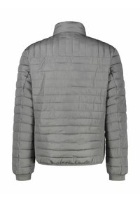 Jasnoszara kurtka puchowa z poziomym pikowanym wzorem, wysokim kołnierzem, elastycznymi mankietami i pasem. Gładka, błyszcząca tkanina. Widok tylko od tyłu.