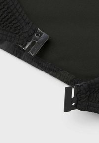 Cinghia elastica nera regolabile con texture intrecciata, dotata di fermagli metallici neri e dorso in tessuto liscio per una vestibilità sicura.