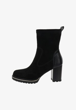 Botín negro con tacón ancho, parte superior de ante, contrafuerte de cuero, tirador y suela con relieves con ribete contrastante.