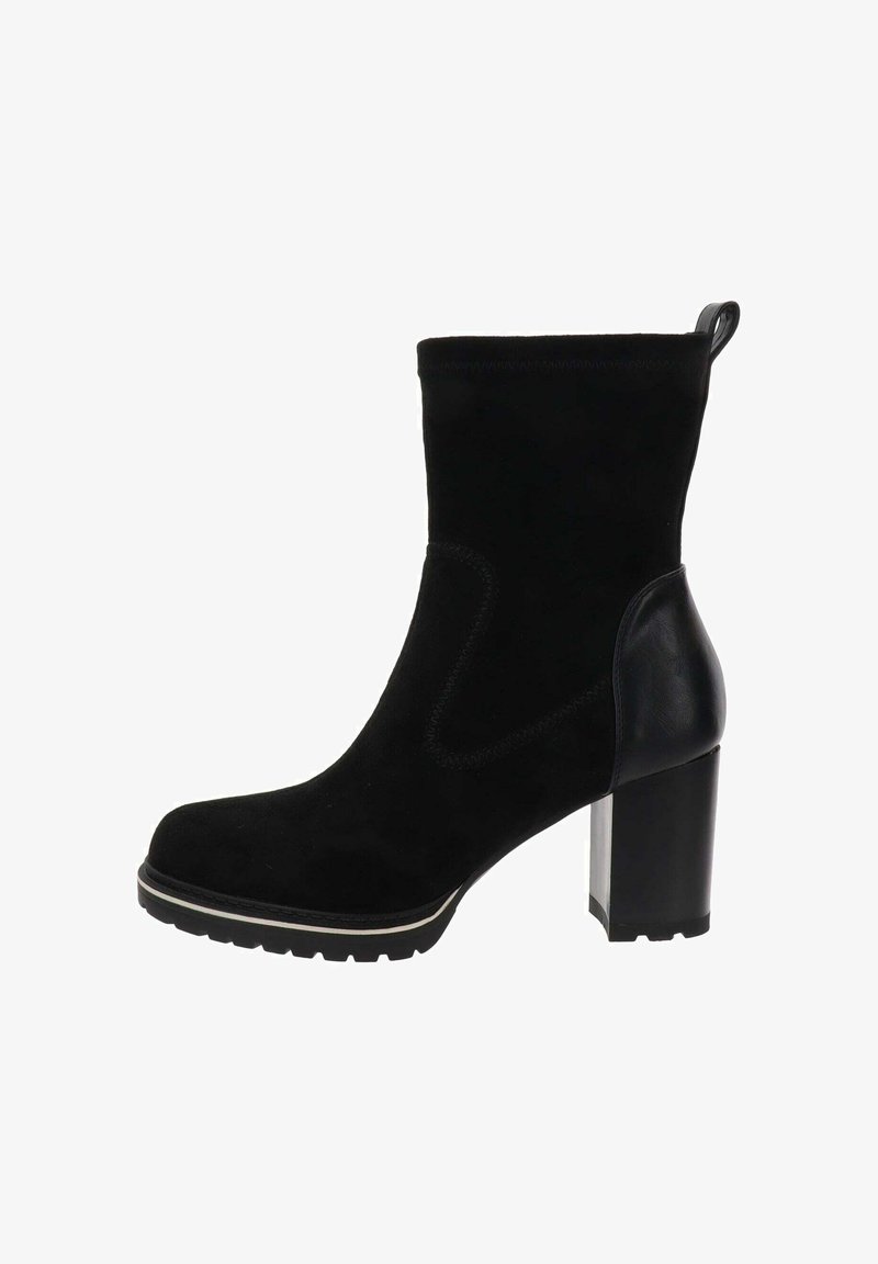 Botín negro con tacón ancho, parte superior de ante, contrafuerte de cuero, tirador y suela con relieves con ribete contrastante.