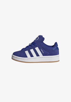 Niebieski sneaker Adidas Campus z białymi paskami i gumową podeszwą, widziany z boku, prezentujący sznurowadła i szczegóły marki.