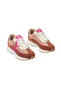 Sneaker marroni e rosa realizzati in materiali in rete e suede, con lacci bianchi e una suola in gomma marrone. Presentano un logo rosa prominente sulla linguetta.