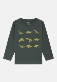 Dunkelgrünes Langarm-T-Shirt mit gelben Dinosaurier-Silhouetten in verschiedenen Designs auf der Vorderseite. Weicher Baumwollstoff mit Rundhalsausschnitt.