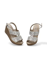 Sandalias cuña con tiras de purpurina plateada, puntera abierta y plantilla beige. Cuenta con una correa de tobillo ajustable y una suela texturizada para mayor agarre.