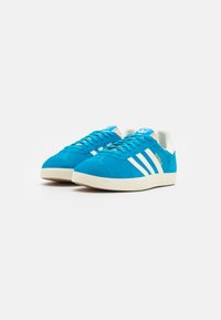 adidas Originals GAZELLE - Sapatilhas - bold aqua/off-white/cream white