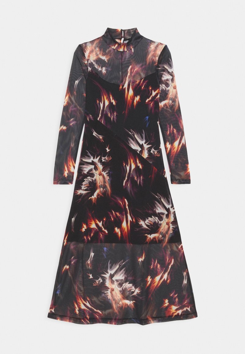 Šaty s dlouhým rukávem a vysokým límcem, vyrobené z průhledné černé látky s vířícím abstraktním ohnivým vzorem v červených, oranžových a bílých tónech.