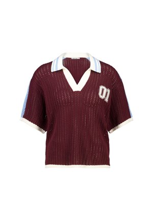 Crop top lavorato in borgogna con scollo a V, colletto a righe bianche e azzurre, maniche corte e una decorazione ricamata "01" bianca.