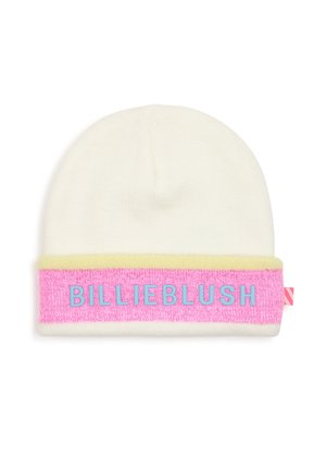 Bonnet en tricot blanc avec bordure jaune au-dessus d'un revers rose affichant un texte bleu en relief "BILLIEBLUSH" et une petite étiquette en tissu rose rayée sur le côté.