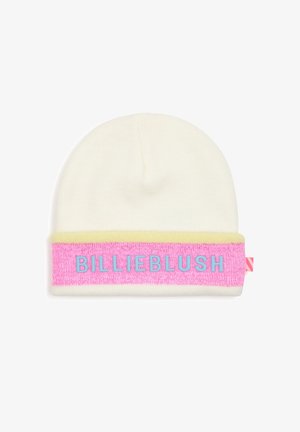 Bonnet en tricot blanc avec bordure jaune au-dessus d'un revers rose affichant un texte bleu en relief "BILLIEBLUSH" et une petite étiquette en tissu rose rayée sur le côté.