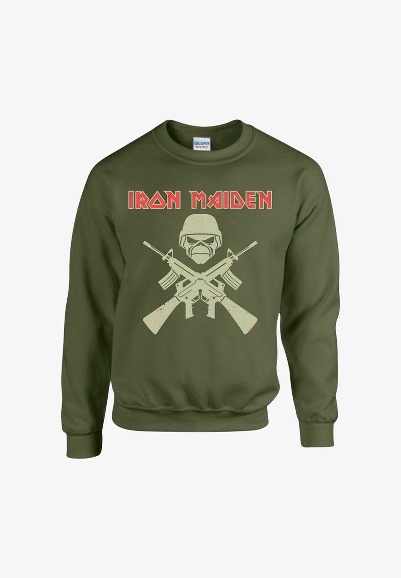 Felpa verde oliva con stampa grafica di un teschio che indossa un elmetto, affiancato da fucili incrociati. Testo "IRON MAIDEN" in rosso.