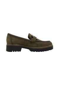 Mocassin en daim vert olive avec une semelle épaisse en caoutchouc noir et une bride décorative sur fond blanc.